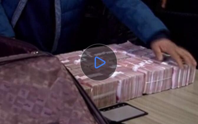 行李箱被“調包” 男子打開看到百萬現金懵了