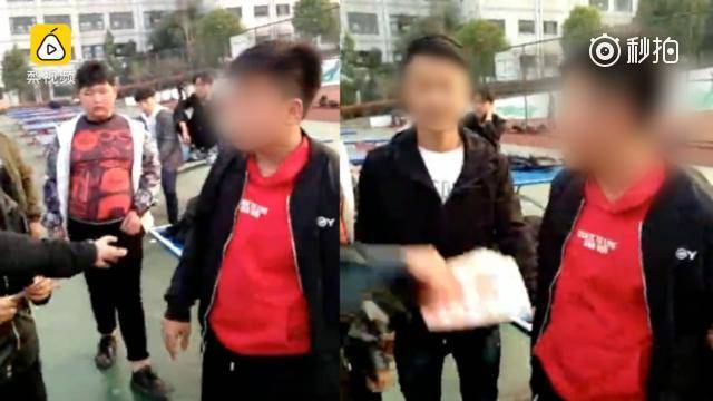 黃山一初中女生弄壞男同學(xué)手機(jī)賠償時(shí)拿一疊現(xiàn)金 然后狂扇其臉