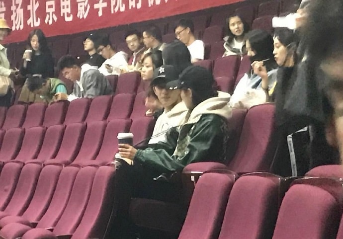 網友北電偶遇吳磊關曉彤上課 鄰座熱聊關系融洽