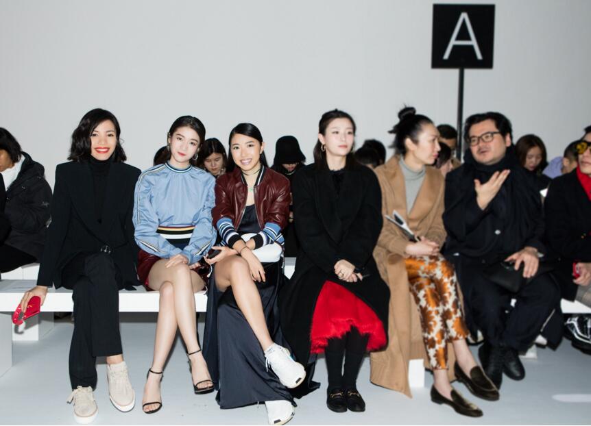 演繹錯落時尚 Linda身著黑色西裝搭配奪目紅唇亮相米蘭時裝周秀場