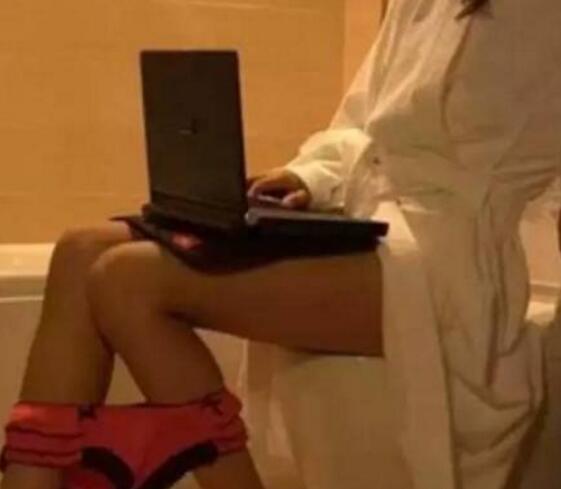 女孩按下按鈕逼停地鐵30秒 只因忽然想上廁所