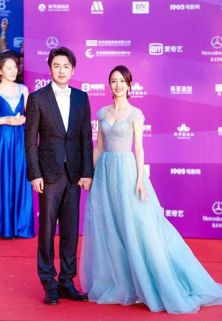 佟麗婭驚艷亮相與男星親密牽手 網友：陳思誠看了想打人
