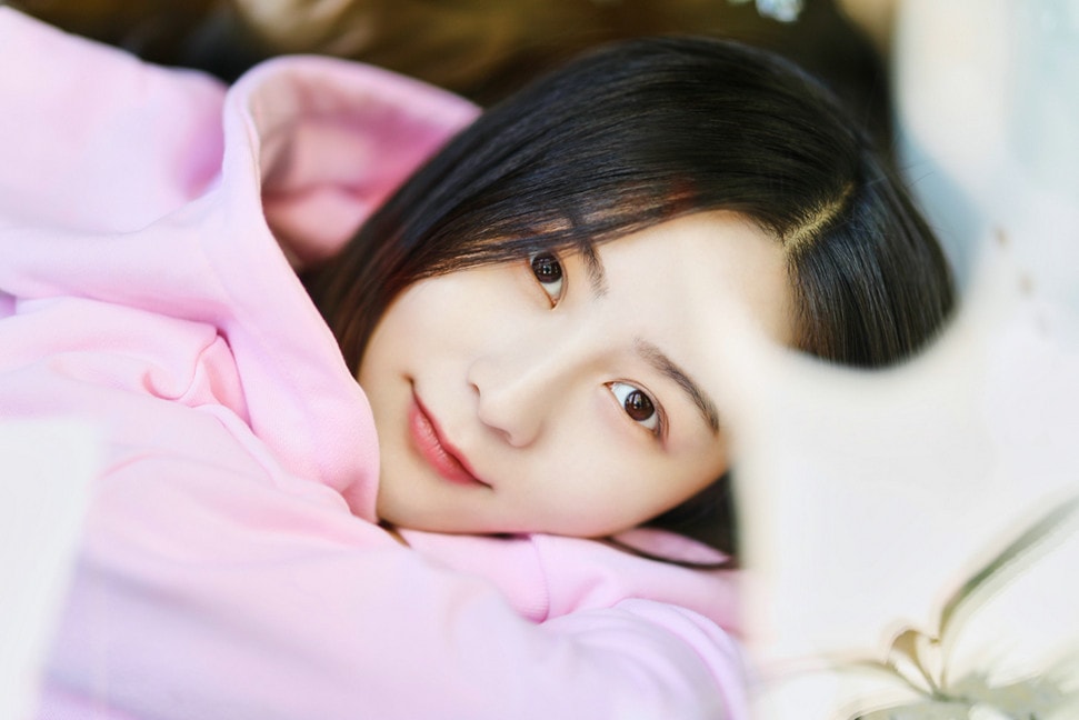 張維娜曝光粉色系衛(wèi)衣寫真大片  “素顏妝”甜美可人