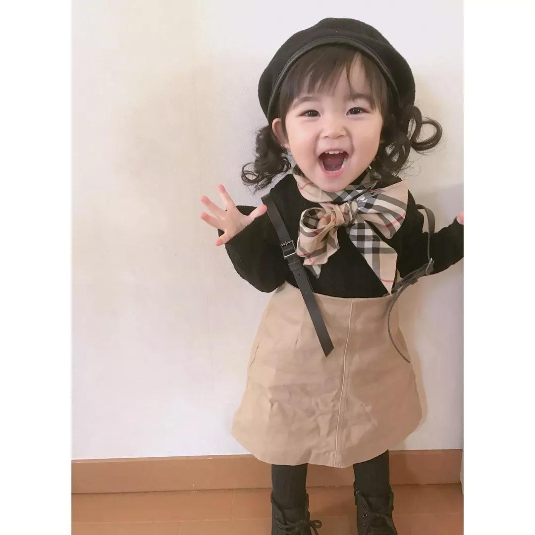 1歲女孩憑日常穿搭走紅，靠發(fā)量在凹造型，又想騙人生女兒？