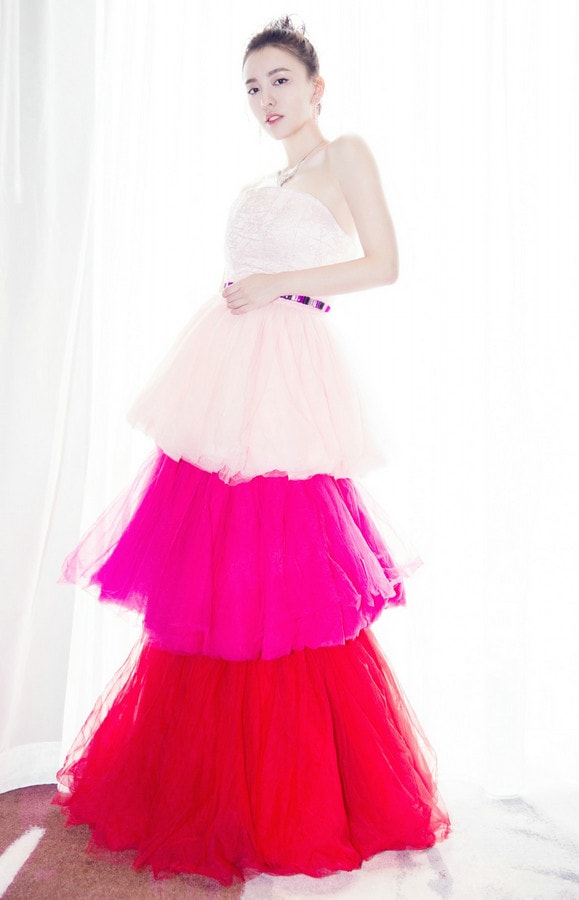 釋義年底活動(dòng)穿搭攻略 呂佳容分別著蛋糕裙、藍(lán)色長裙現(xiàn)身活動(dòng)吸睛