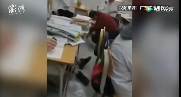 廣東佛山一學(xué)生上課玩手機(jī)拒交被老師直接按倒視頻