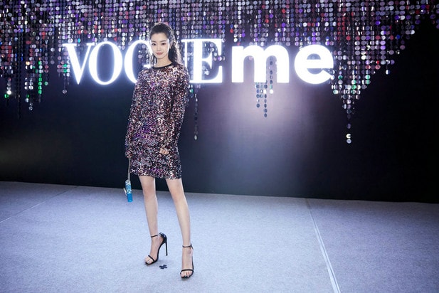 宋軼“朋克”亮片裙現(xiàn)身VOGUE me活動 整體造型簡約大方不失摩登感