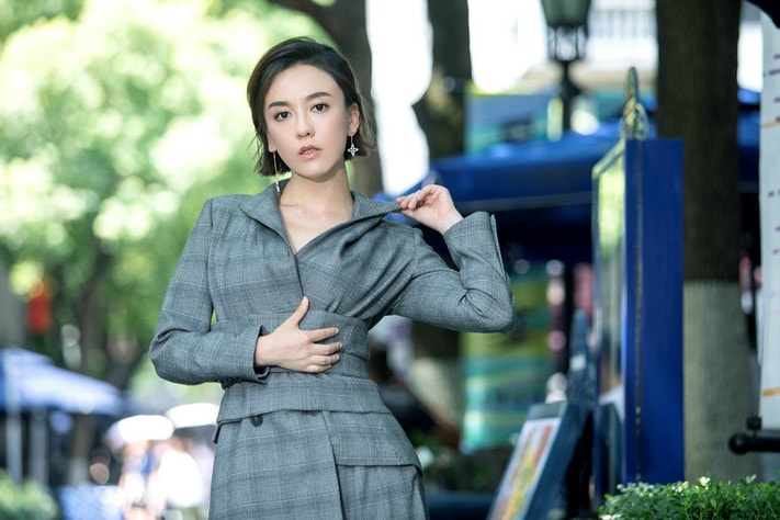 秋冬套裝時(shí)尚街拍 呂佳容教你如何“征服”灰色格紋套裝【圖】