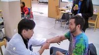 【王醫(yī)生，我愿意為你骨折】在電視劇《歡樂(lè)頌》中飾演高顏值骨科醫(yī)生的王凱帥出一臉血
