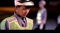 勵志：小伙為了追警花、天天被開罰單