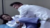 男女醫(yī)生在辦公室曖昧 漂亮的女實習醫(yī)生走進來男醫(yī)生眼前一亮