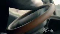 首富千金遭黑社會劫持上車，貼身保鏢狂追汽車并成功解救。