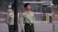 剛來的小兵不懂規矩，私自靠近全副武裝運鈔車，直接被特警摁地上