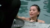 美女老板游泳腳抽筋，帥小伙員工雄救美，帥小伙機會來了
