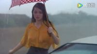 下大雨 美女讓罪犯補胎，眼睛都看直了！