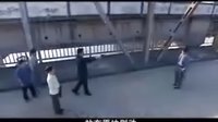 笑噴了，原來搶是這樣握的