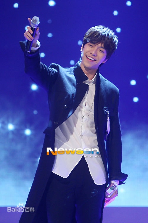 http://www.newswatch247.com/pics/star/pic/06067359886668718e04c96d4d081a48.jpg