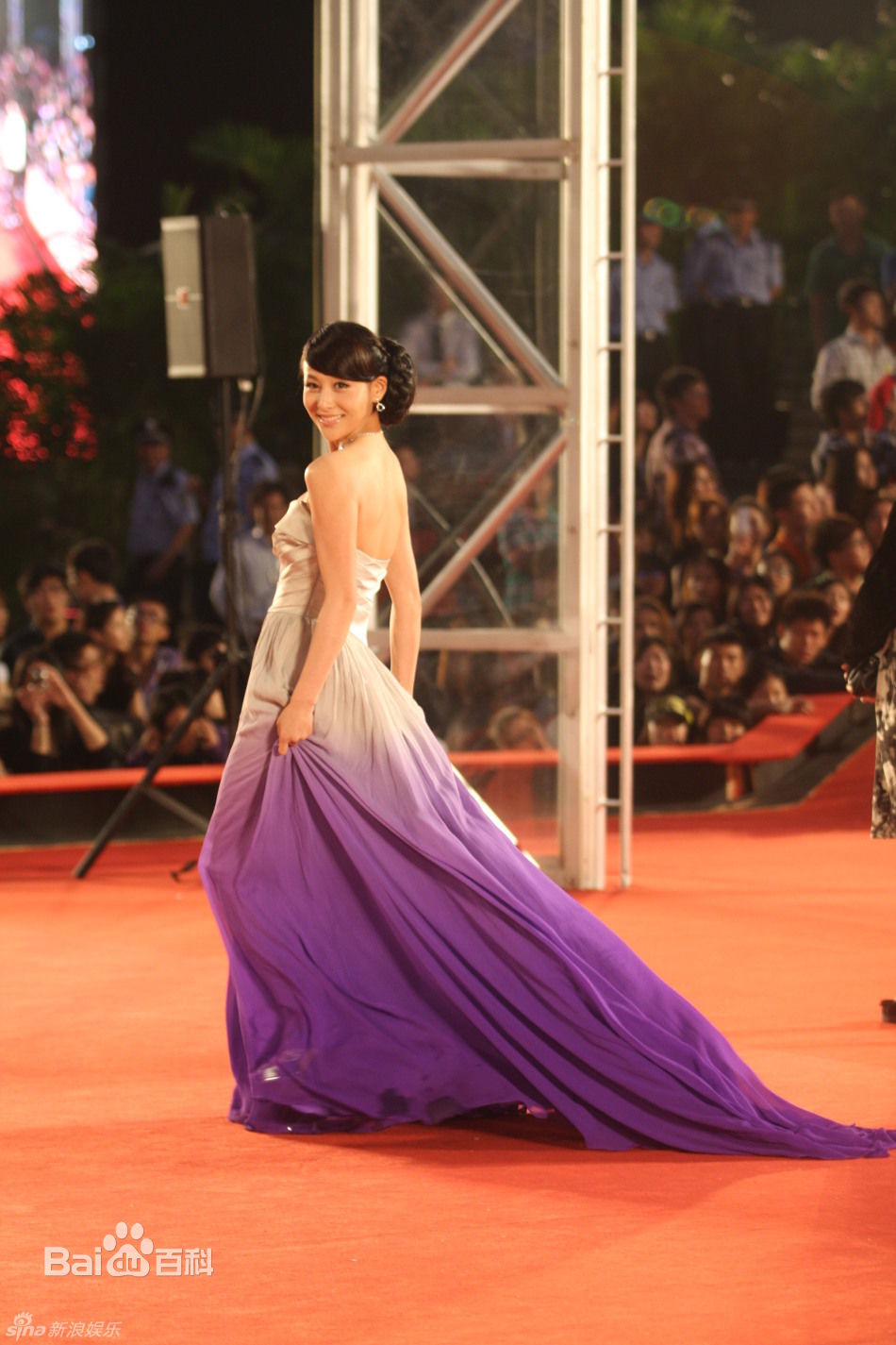 http://www.newswatch247.com/pics/star/pic/09564630863100b9bd8da19fdba2b255.jpg