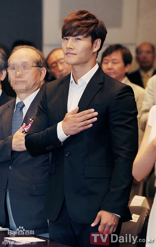 http://www.newswatch247.com/pics/star/pic/0bfbbb3ad6b44e5276da86a8dfc1aec4.jpg