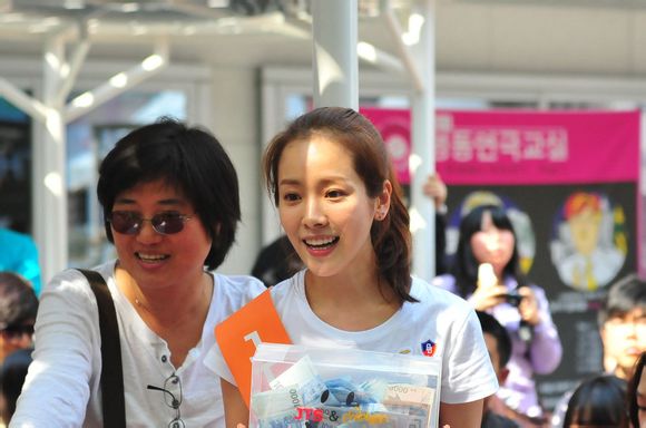 http://www.newswatch247.com/pics/star/pic/0d7fa4a5146e6a52dabb49e4107ce306.jpg