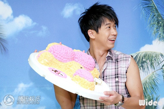 http://www.newswatch247.com/pics/star/pic/0fd88c7dd18435442f2d940138349e54.jpg