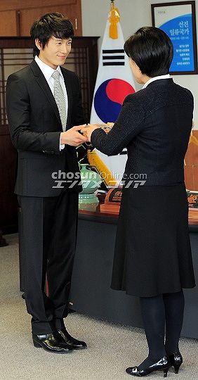 http://www.newswatch247.com/pics/star/pic/113d63fd57869ad647e800a001bbc66a.jpg