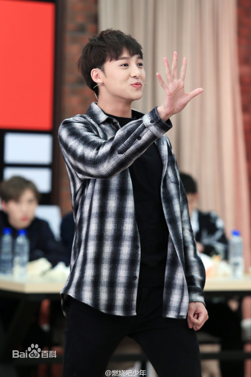 http://www.newswatch247.com/pics/star/pic/16b45a3f1b6e89ff3f316f9cd52c69c3.jpg