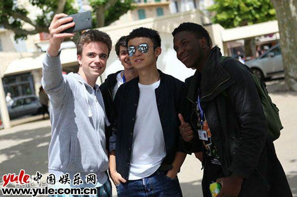 http://www.newswatch247.com/pics/star/pic/17ce2d129e4163e72a5aa6e79774095c.jpg