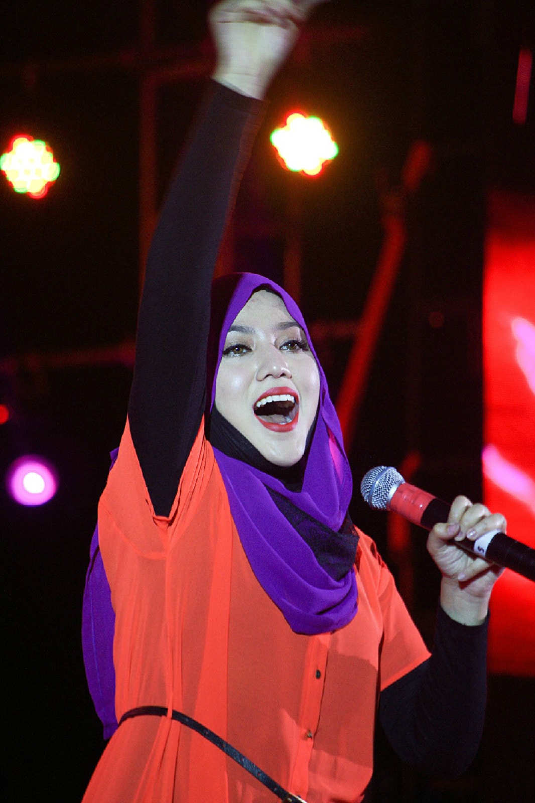 http://www.newswatch247.com/pics/star/pic/1ffd2559811c606c036e73c03877a5f9.jpg