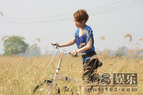 http://www.newswatch247.com/pics/star/pic/20ebbdd28ccbf62f8603a3cf1bff1a35.jpg