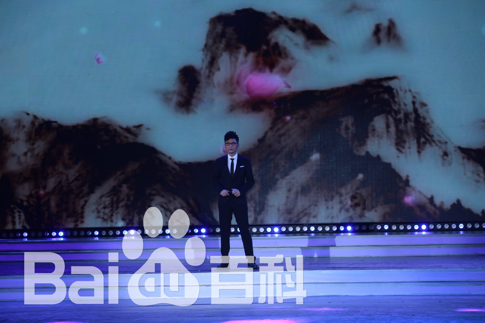 http://www.newswatch247.com/pics/star/pic/21ccedf04c703cae6483455ada7ab340.jpg