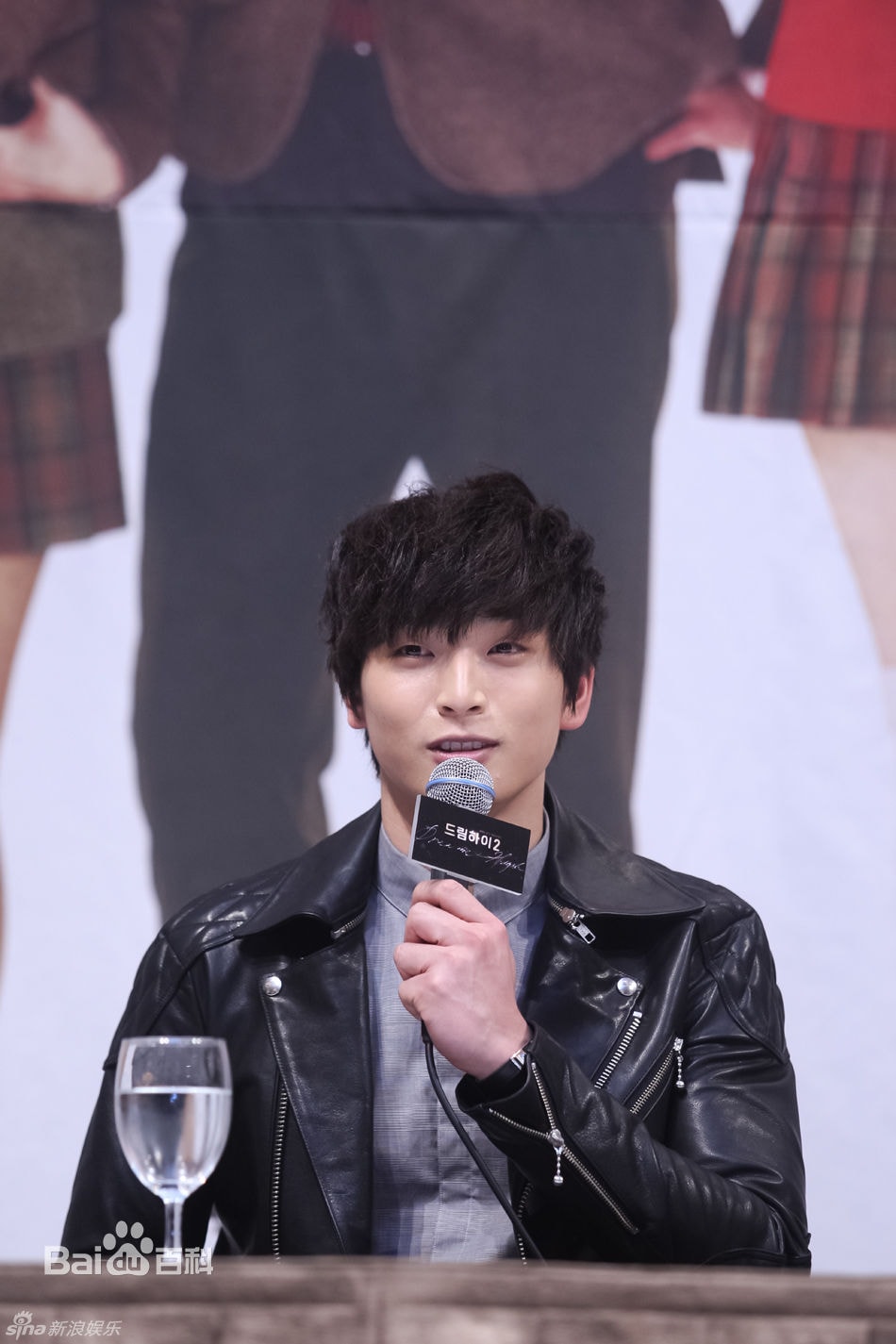 http://www.newswatch247.com/pics/star/pic/249aae0d092b0ca74af5209b7d28456c.jpg