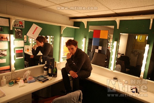 http://www.newswatch247.com/pics/star/pic/2504556010e56b2f1d164680f05e6e6e.jpg