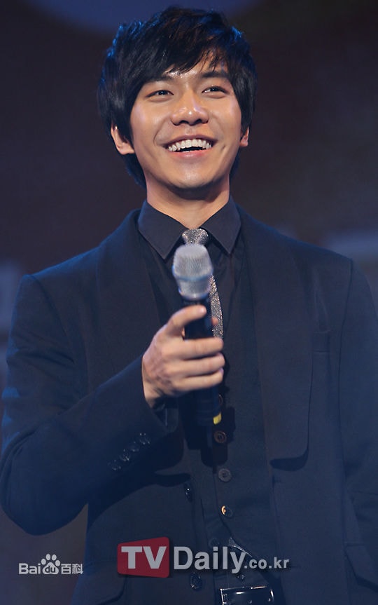 http://www.newswatch247.com/pics/star/pic/2c0c01d6d1baff4aad3fec08e6b39d11.jpg