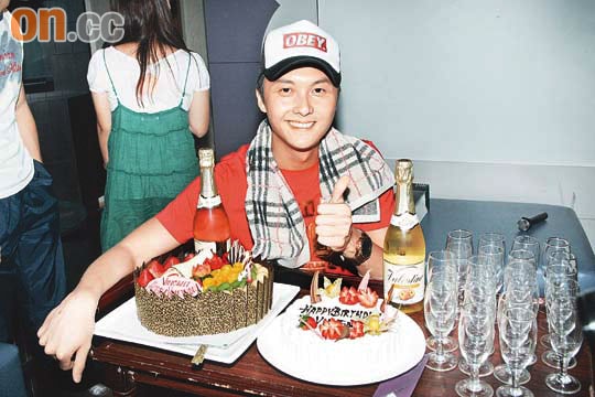 http://www.newswatch247.com/pics/star/pic/2f184a5fc786568f2a1d464862ade151.jpg