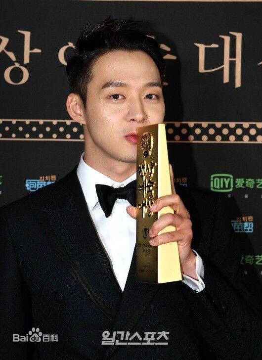 http://www.newswatch247.com/pics/star/pic/3e65a99fffeb1a1ee1c2ac4578d575c7.jpg