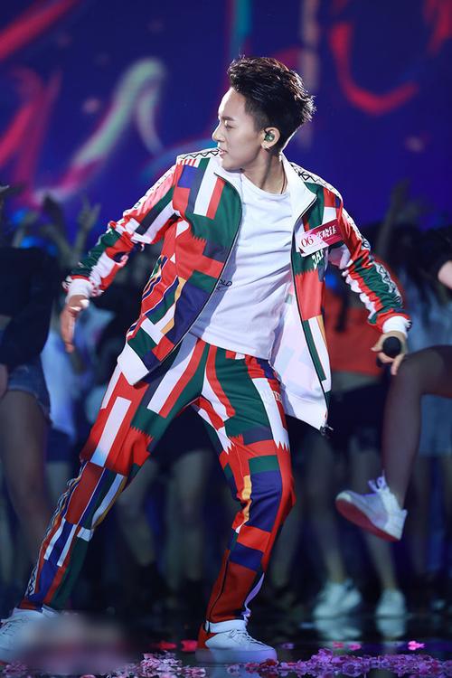 http://www.newswatch247.com/pics/star/pic/4290f6fec223fb419633a3ccf82faa59.jpg