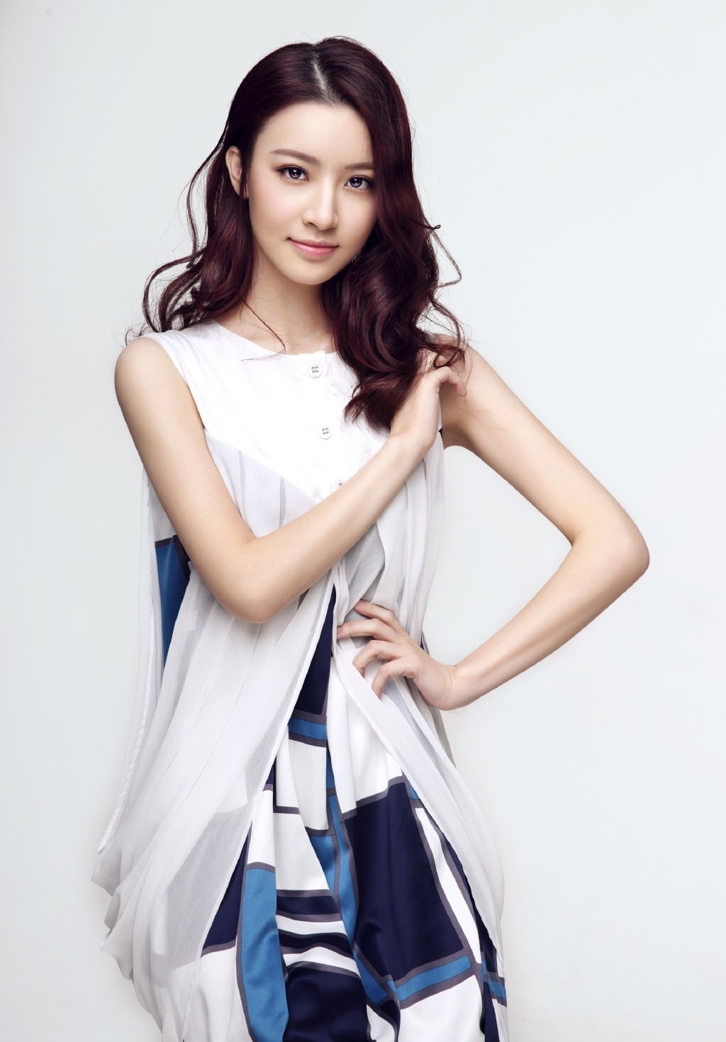http://www.newswatch247.com/pics/star/pic/48a0df463ec789fe4d933bec3c240398.jpg