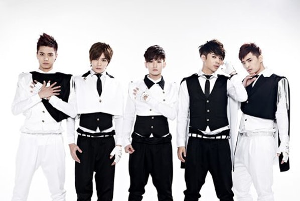 http://www.newswatch247.com/pics/star/pic/4bae/bc36978e6617c2f4170ee61dd3a2.jpg