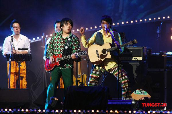 http://www.newswatch247.com/pics/star/pic/50f7319f49a5a2d9ddea07ef8205802c.jpg