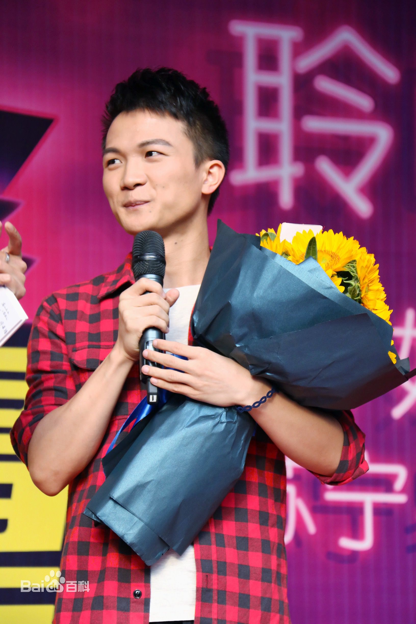 http://www.newswatch247.com/pics/star/pic/581e5e914d3832b7cd5ece07ff70b8ef.jpg