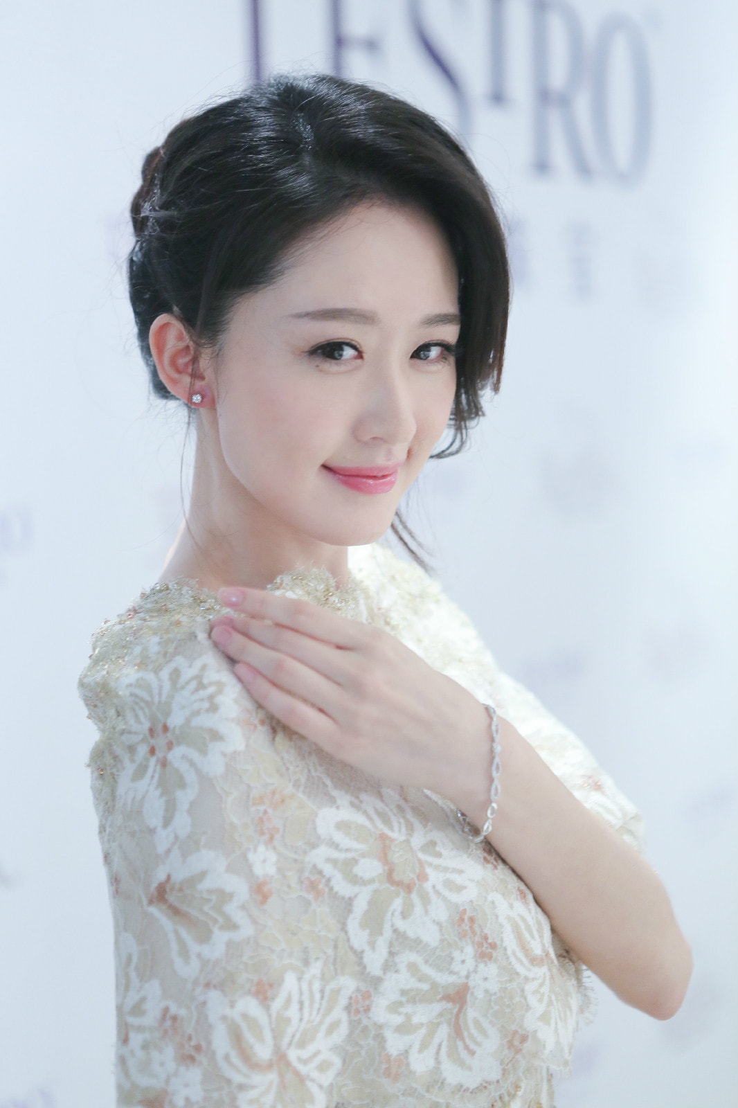 http://www.newswatch247.com/pics/star/pic/646583b3af434fc488dc20f23943d619.jpg