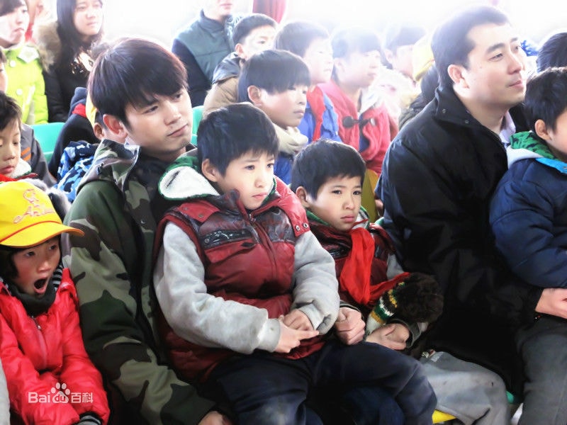 http://www.newswatch247.com/pics/star/pic/66f0fd5702c56a3f97053f2936ec944a.jpg