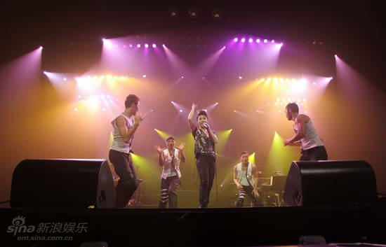 http://www.newswatch247.com/pics/star/pic/6d6ff4217a7752f32012e8cb2a7a09ee.jpg