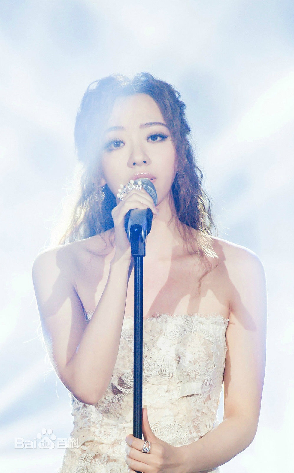 http://www.newswatch247.com/pics/star/pic/71bfcc0d36bcff7c6c13849e0ddf3da2.jpg