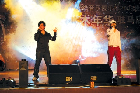 http://www.newswatch247.com/pics/star/pic/7801fd31e8acebb4bce972bc9e09d3ba.jpg