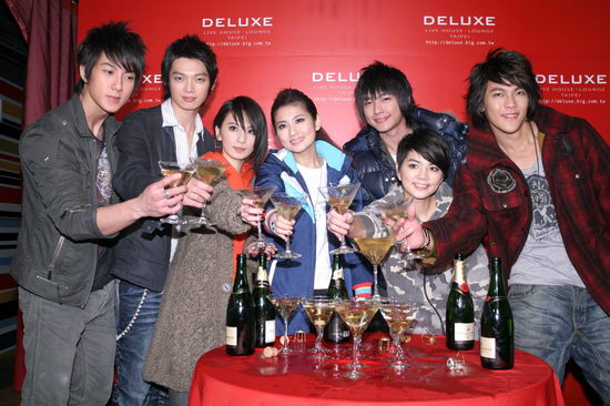 http://www.newswatch247.com/pics/star/pic/87a15f3deb557cd8b264a7d2b08df8e7.jpg