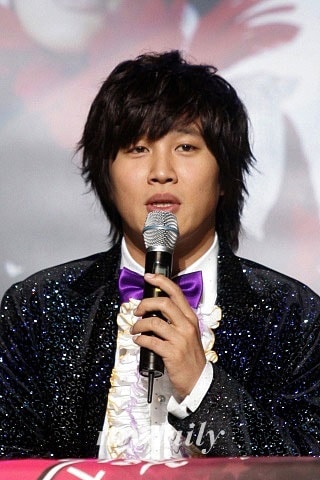 http://www.newswatch247.com/pics/star/pic/87bbc49888fb2f23428a5c436ee7bf28.jpg