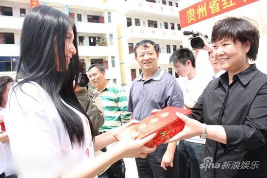http://www.newswatch247.com/pics/star/pic/8cd0fbe366fc7013d366f1b6b7cbe1c8.jpg