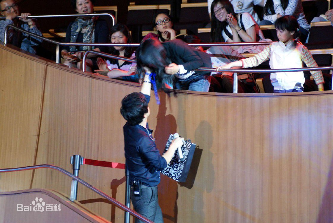 http://www.newswatch247.com/pics/star/pic/8deb1f1a95a1b60ef3d21ec356727016.jpg